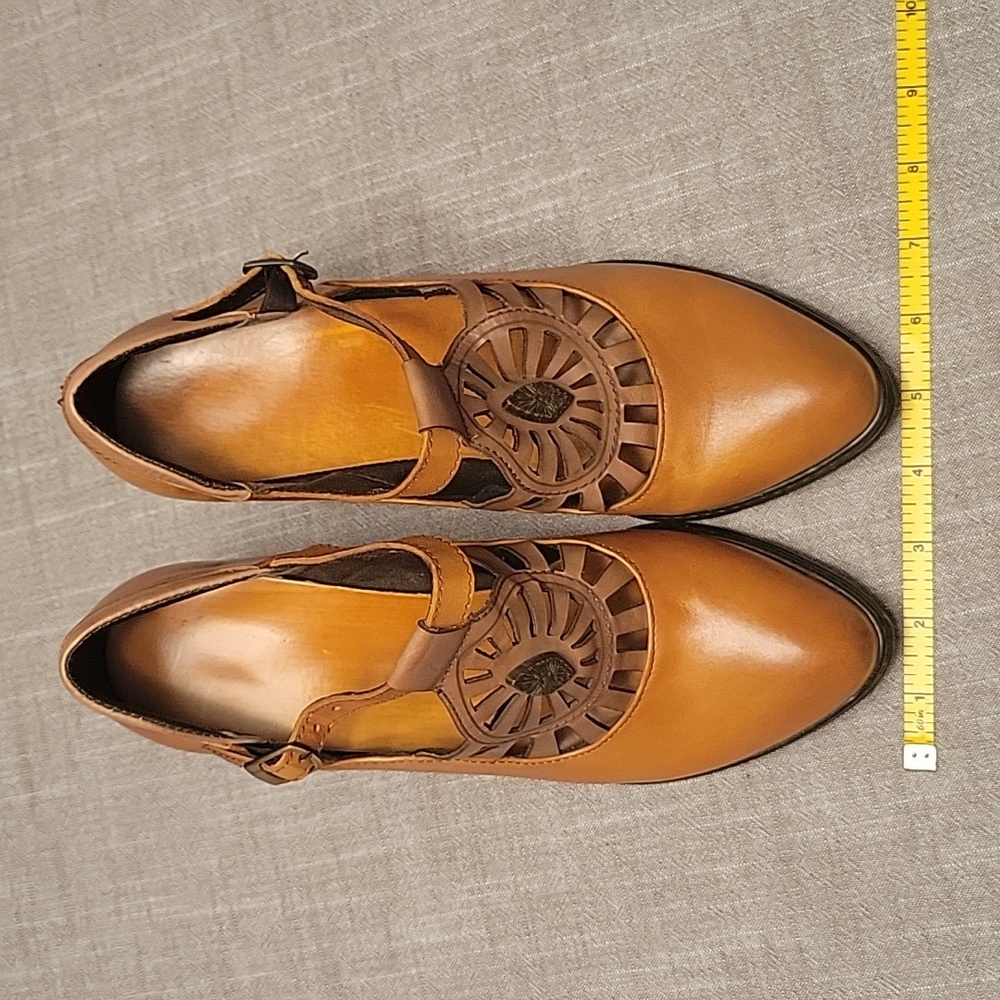 Gorgeous Retro Leather Mary Jane Pumps - Picture 2 of 16